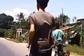 Đi xe máy thả tay “diễn xiếc, múa võ” trên quốc lộ