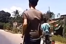 Đi xe máy thả tay “diễn xiếc, múa võ” trên quốc lộ