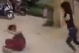 Kinh hoàng thiếu nữ bị chém, gục ngã tại chỗ