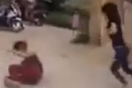 Kinh hoàng thiếu nữ bị chém, gục ngã tại chỗ