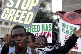 Nghị sĩ Kenya đồng loạt giảm lương vì bị dân “ném đá“