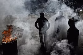 Nỗi cực nhọc của công nhân làm đường trên dãy Himalaya 