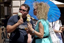 Du khách Anh bị “chém” 4 cây kem giá... 2 triệu đồng 