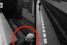 Thiếu nữ Czech bị tàu điện ngầm cán... không chết