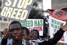 Nghị sĩ Kenya đồng loạt giảm lương vì bị dân “ném đá“