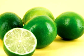 5 phút trị mụn cùng nước ép chanh