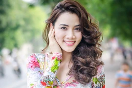 Trang Nhung đẹp rạng ngời trên phố Hà Nội 