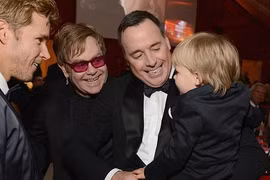 Elton John và chồng đồng tính dắt con đi dự tiệc