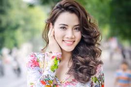 Trang Nhung đẹp rạng ngời trên phố Hà Nội 