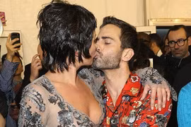 Kate Moss diện đồ xuyên thấu, hôn đắm đuối nhà thiết kế