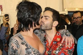 Kate Moss diện đồ xuyên thấu, hôn đắm đuối nhà thiết kế