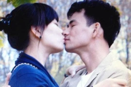 Những nụ hôn lãng mạn của các cặp đôi sao Việt 