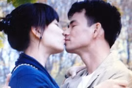 Những nụ hôn lãng mạn của các cặp đôi sao Việt 