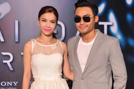 Yến Trang cặp kè “trai lạ” sau tin đồn yêu “trai tây“