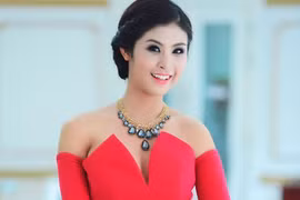 Hoa hậu Ngọc Hân nổi bật với đầm hồng kiểu lạ