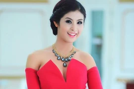 Hoa hậu Ngọc Hân nổi bật với đầm hồng kiểu lạ