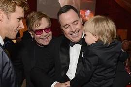 Elton John và chồng đồng tính dắt con đi dự tiệc