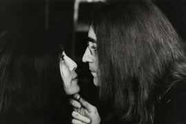 Ảnh độc: Huyền thoại John Lennon bên vợ yêu 