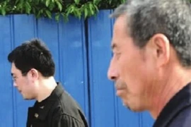 Khó nghĩ vì được cả hai bố con hàng xóm săn đón