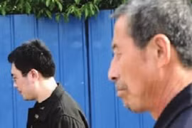 Khó nghĩ vì được cả hai bố con hàng xóm săn đón