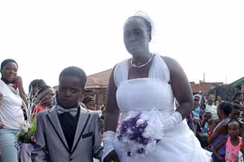 Tranh cãi quanh đám cưới bé trai 8 tuổi và cụ bà 61 