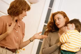 Mẹ chồng “ngứa mắt” nhìn con dâu chăm cháu