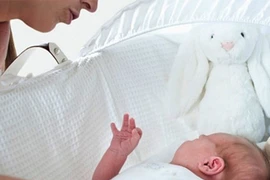 Nhật ký day dứt của bà mẹ sinh “nhầm” con gái