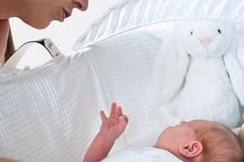 Nhật ký day dứt của bà mẹ sinh “nhầm” con gái