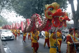 Xem múa lân, đi cà kheo trên phố