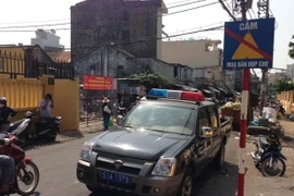 “Chộp” xe công an hết hạn kiểm định... đậu ngược chiều