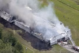 Video: Nổ nhà máy pháo hoa ở Canada, 2 người chết