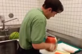 Cao thủ bổ dưa hấu trở thành “ngôi sao” mạng