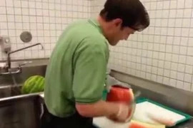 Cao thủ bổ dưa hấu trở thành “ngôi sao” mạng