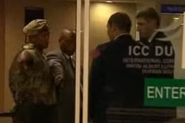 Video: Nam Phi đuổi vệ sĩ của Tổng thống Putin