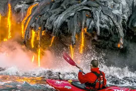 Màn chèo thuyền cạnh dòng dung nham 1000 độ C