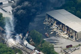 Tàu chở hóa chất đâm xe tải gây ra nổ lớn