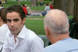 Ngại ngùng bị người lạ nhìn khi ăn