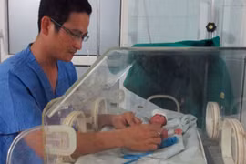Cứu sống bé trai sinh non nặng 0,5 kg