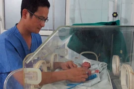 Cứu sống bé trai sinh non nặng 0,5 kg