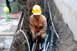 Cầu dao trạm biến áp cháy... một phần Hà Nội “tối om“