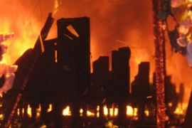 Khói lửa bao trùm Nhà văn hóa Quảng Bình 