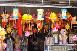 Cố đô Huế: Lồng đèn Phật đản xuống phố 