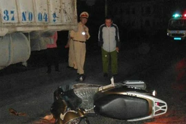 Tông vào đuôi xe tải, 2 công an tử vong 