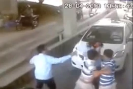 Nữ nhân viên bị đánh tơi tả ở trạm soát vé