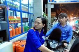 Vì sao xăng dầu tăng nhiều giảm ít?