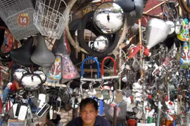 Hàng “độc” tại khu chợ kì lạ nhất Hà thành