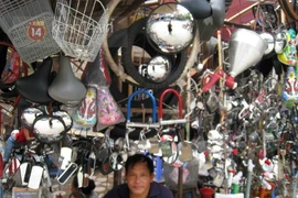 Hàng “độc” tại khu chợ kì lạ nhất Hà thành