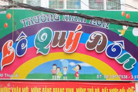 Kỷ luật cô giáo nhờ học sinh bê thùng đựng cơm