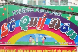 Kỷ luật cô giáo nhờ học sinh bê thùng đựng cơm