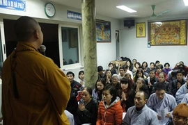 Đầu năm lễ Phật cầu an tại tư gia